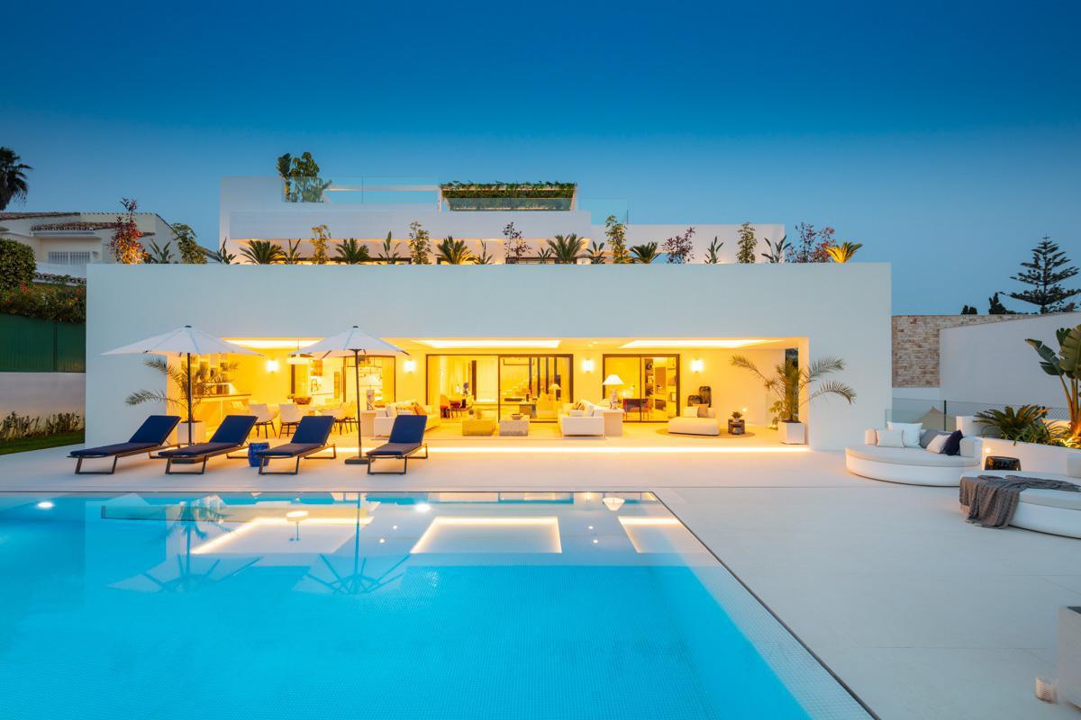 ¡Villa moderna en Nueva Andalucia, diseñada por Pedro Peña!
