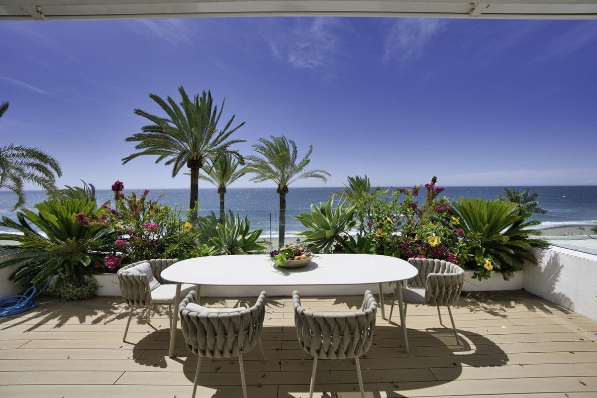 ¿Una casa cerca de la playa o a lo lejos con vistas al mar?