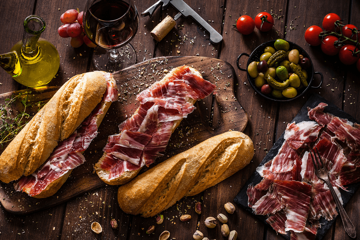 Jaka jest różnica między jamón ibérico a jamón serrano?