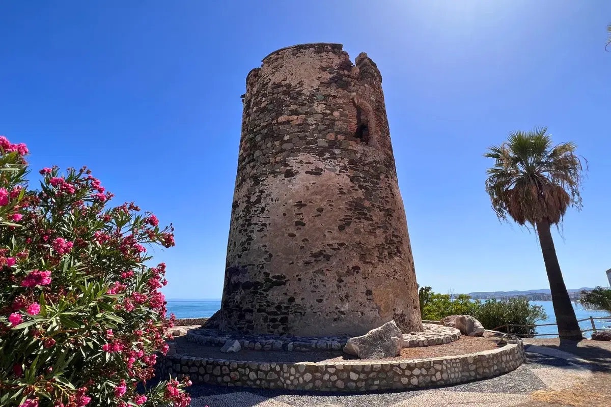 Las atalayas de piedra de Málaga y Andalucía, o atalayas de la costa española