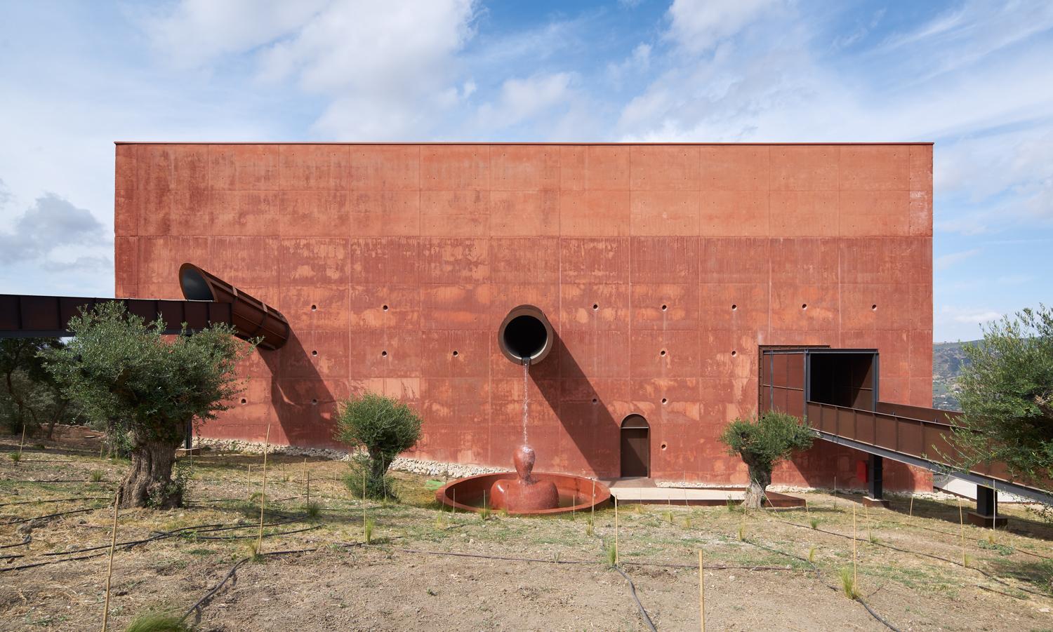LA Almazara es arquitectura inspirada en la cultura española y… aceitunas