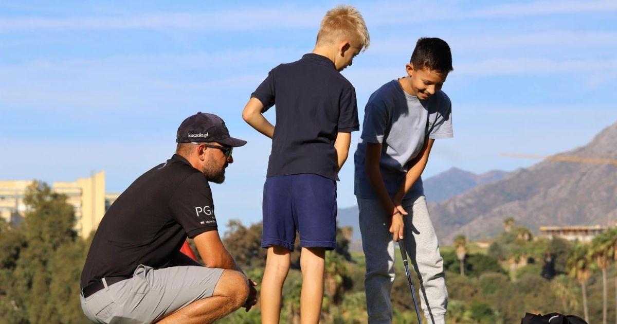 Golf para niños en la Costa del Sol. Vea cómo aprenden los más pequeños