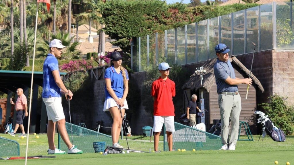 Golf para niños en la Costa del Sol. Vea cómo aprenden los más pequeños